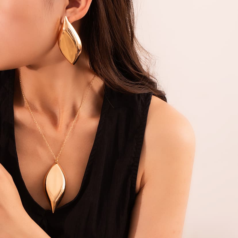European and American Retro Sense Metal Style Design Sense Personalized Clavicle Chain Explosive Light Luxury Elegant Jewelry suit Earrings Necklace